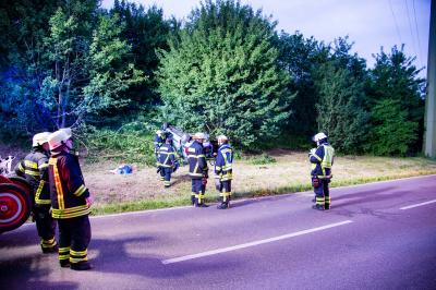 Goeppingen: Pkw ueberschlaegt sich und landet in der Hecke